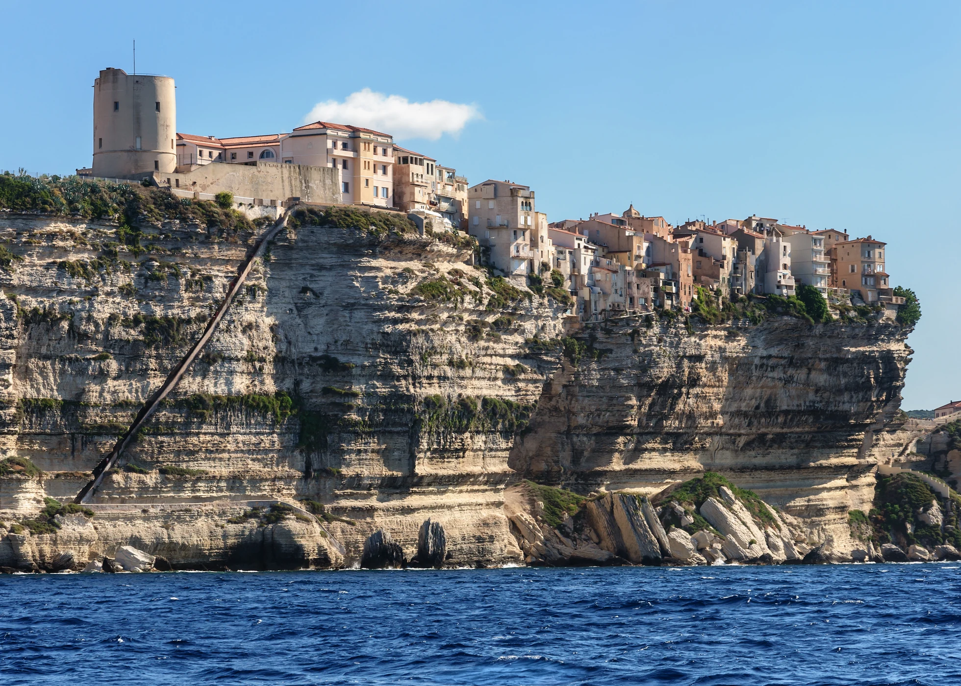 La vieille ville de Bonifacio au-dessus des falaises calcaires