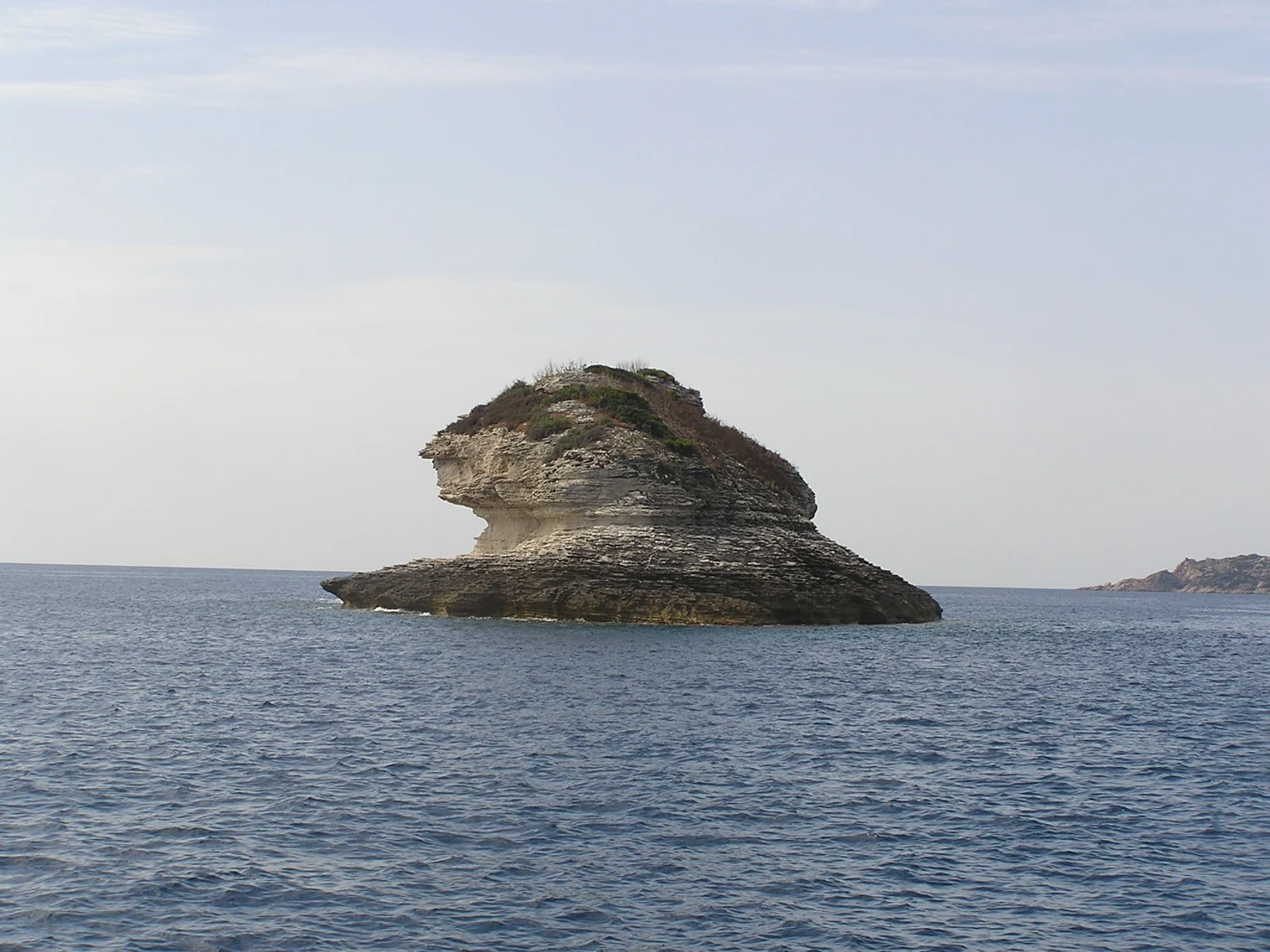 Mer et roches au large de Bonifacio
